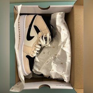 Jordan 1 Mid Guava Ice/Black Sail, Barely Orange WMNS US 6